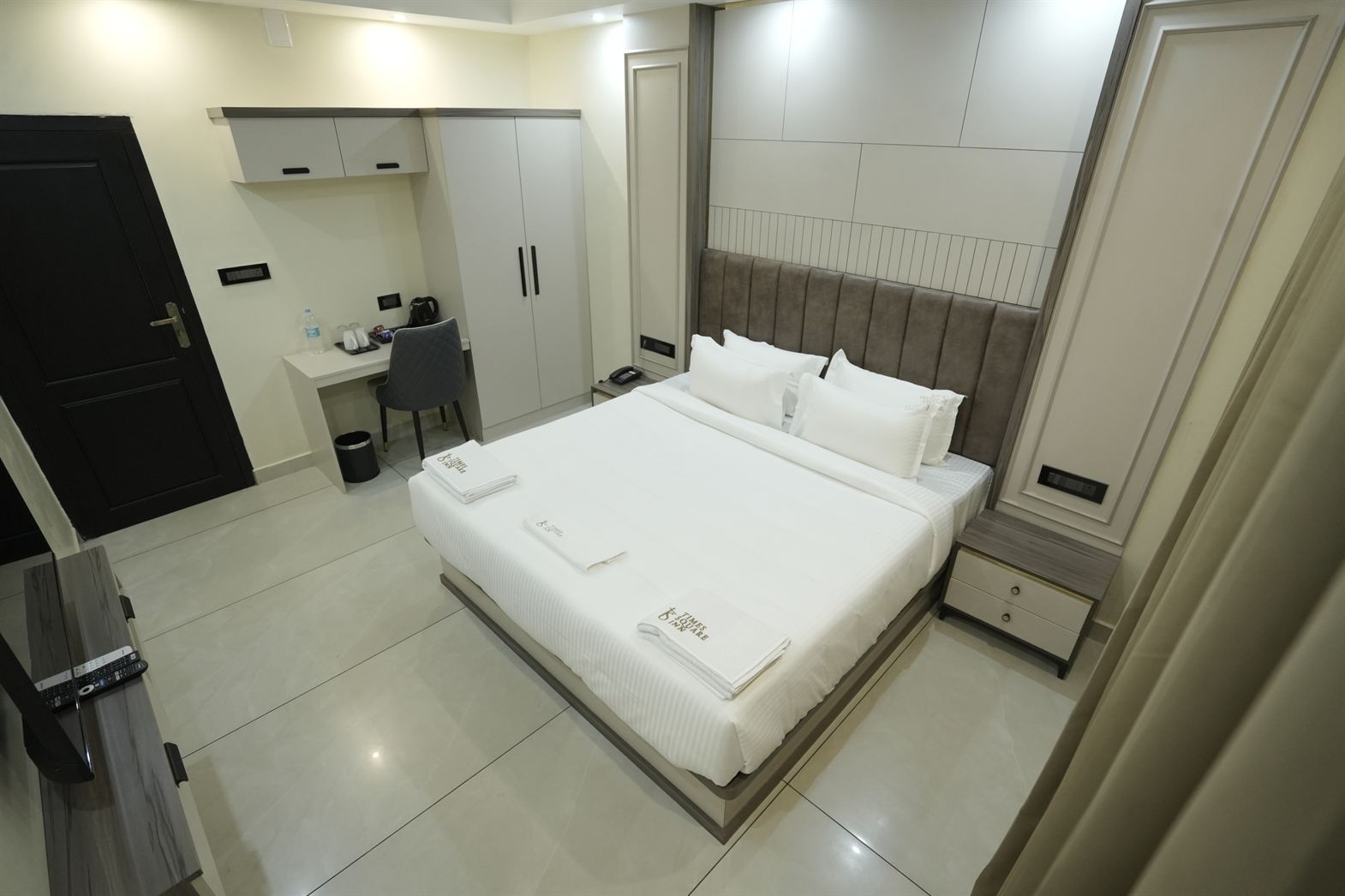 Family Room interior with sitting rea, closet and beds at Time Square Inn